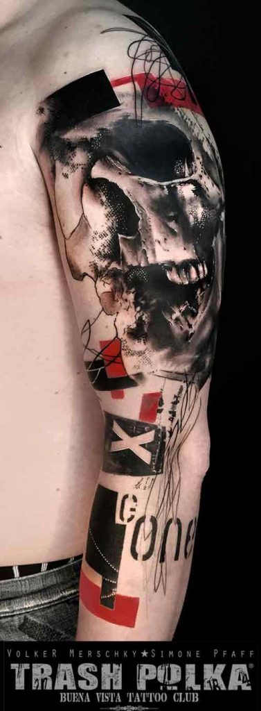 es zeigt ein trash polka tattoo style mit einem schaedel auf den arm und grafische schattierte element kleckse tusche und linien und dots